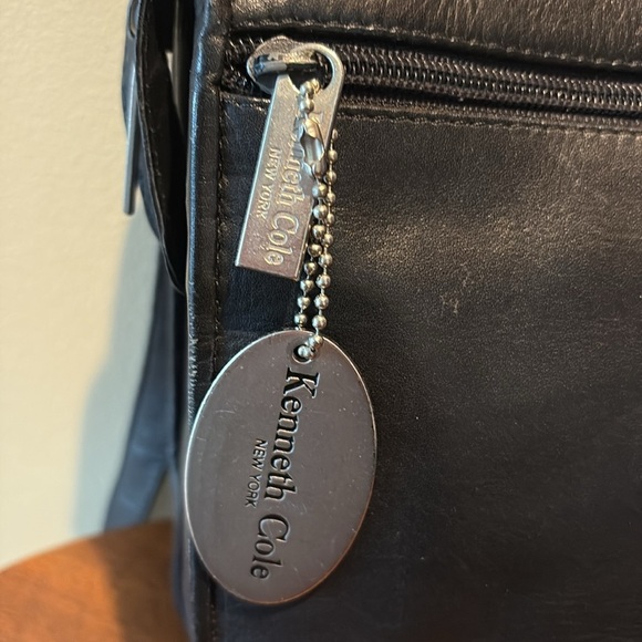 Kenneth Cole   Crossbody bag woven front leather Black /Silvertone back zip pock - Picture 9 of 17